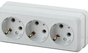 Розетка Intro Quadro 2-206-01с заземления  трехместная 